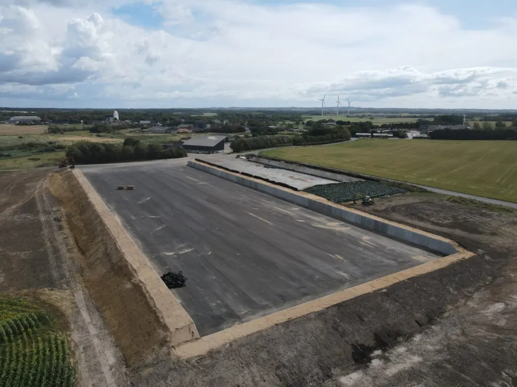 Luftfoto af nyetableret plansilo med betonelementer og asfalteret bund i Ejsing ved Vinderup