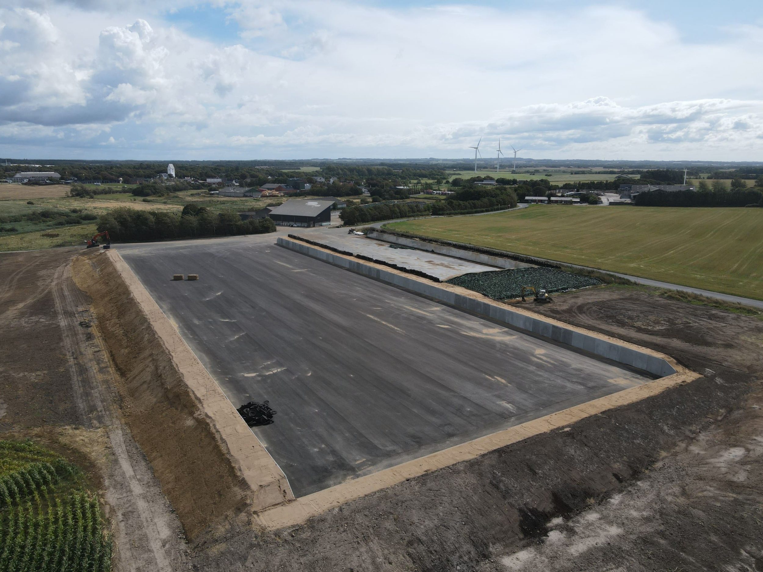 Luftfoto af nyetableret plansilo med betonelementer og asfalteret bund i Ejsing ved Vinderup